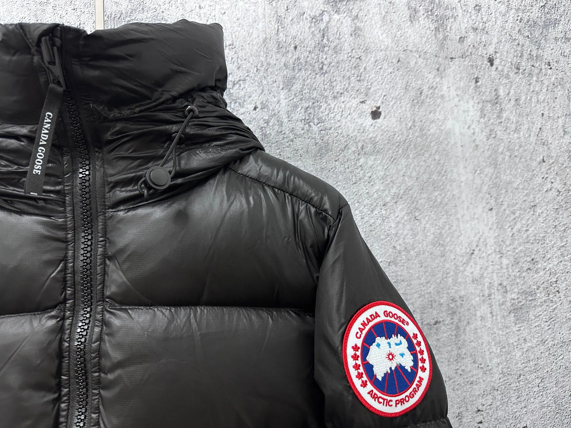 P780 [𝘾𝘼𝙉𝘼𝘿𝘼 𝙂𝙊𝙊𝙎𝙀] Canada Goose's limited new Crofton puff down jacket, top version, ceiling level Crofton soft loaf, 2024 latest style, cold protection effect up to level 4, using recycled Feather-Light tear-resistant fabric, ultra-light, no weight on the upper body at all! The unique black label highlights your temperament‼ ️ Canada Goose, a Canadian brand, has always been recognized as the warmest down jacket. Various Instagram celebrities, Internet celebrities, and celebrities often wear it for street photos. I make Canada Goose every year, but I still can't get rid of my love for it. No matter how cold the days are, there is no need to be afraid, because there is! Filled with 90% white duck down, it is the legendary warmest down jacket and is known as a must-have for Arctic outdoor sports! The most popular down jacket in the world, celebrities are rushing to buy it, it is a must-have!  Size: S~XXL